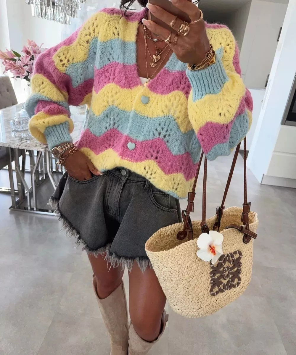 Cardigan donna multicolore con onde rosa, giallo e celeste, indossato con shorts denim e stivali beige