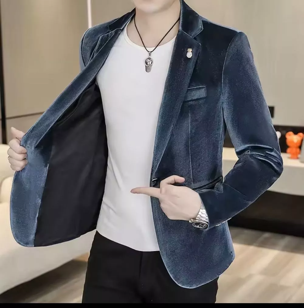 Giacca spezzato uomo in velluto blu navy vista frontale con apertura aperta su maglia bianca