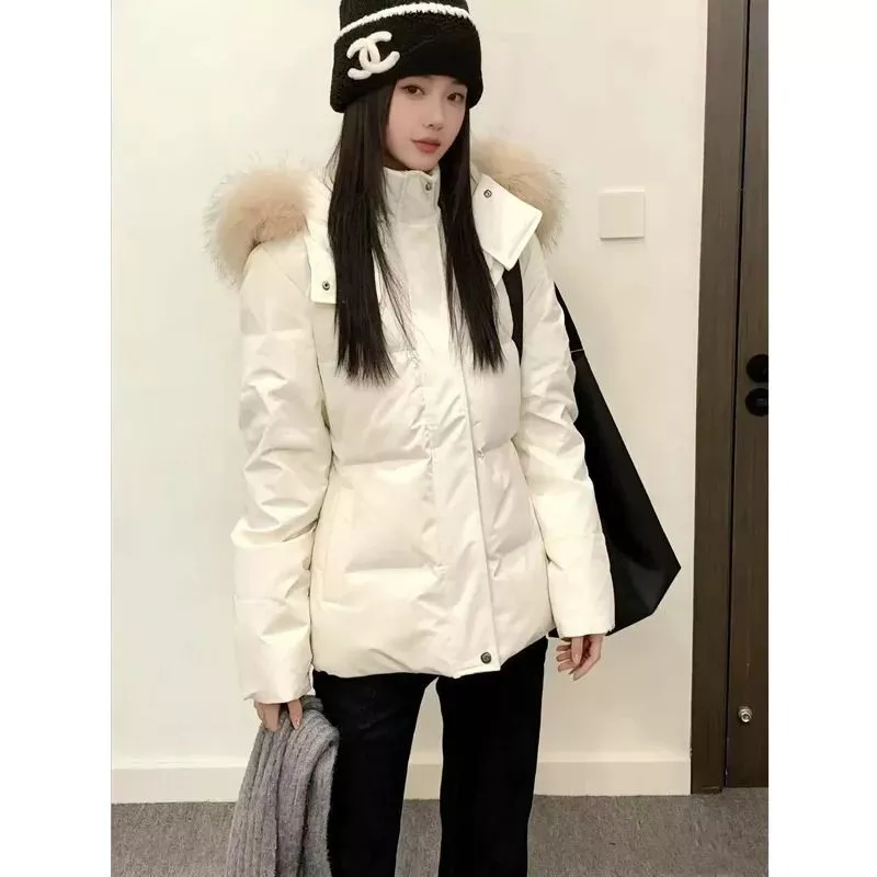 Modella indossa piumino donna bianco con cappuccio e pelliccia sintetica