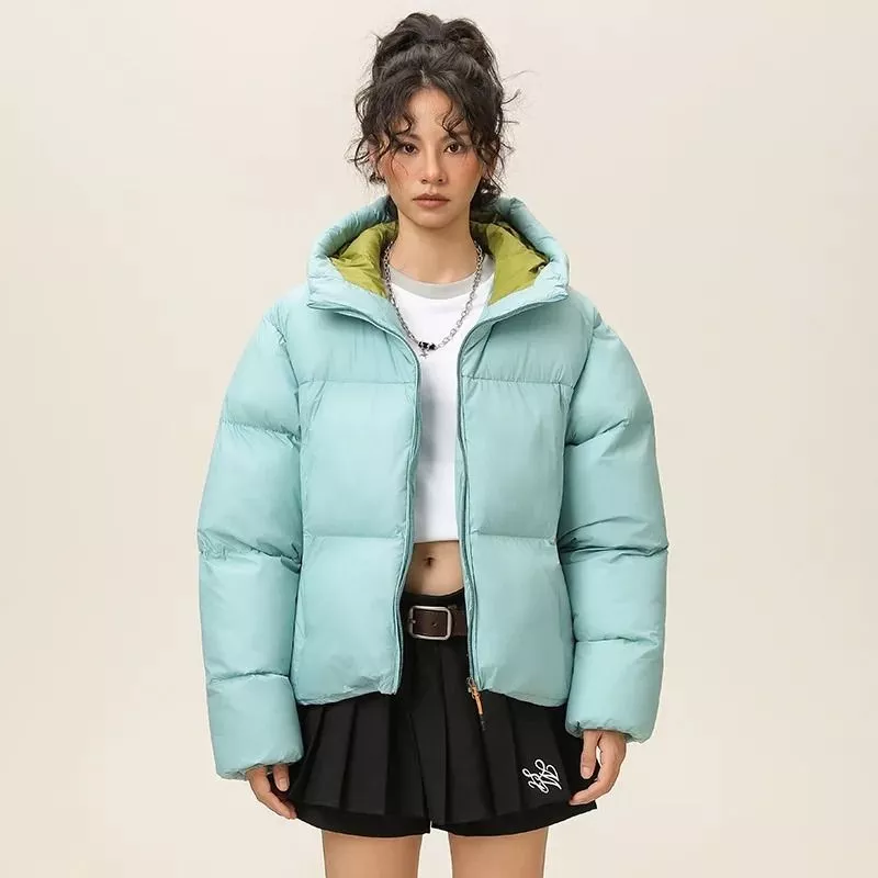 Piumino azzurro chiaro donna con cappuccio e zip frontale indossato